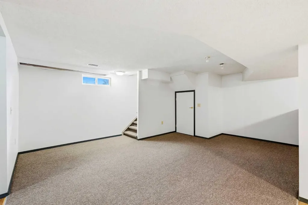 1251 Hunterquay Hill NW Calgary AB T2K 4T3