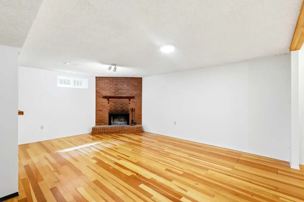 1251 Hunterquay Hill NW Calgary AB T2K 4T3