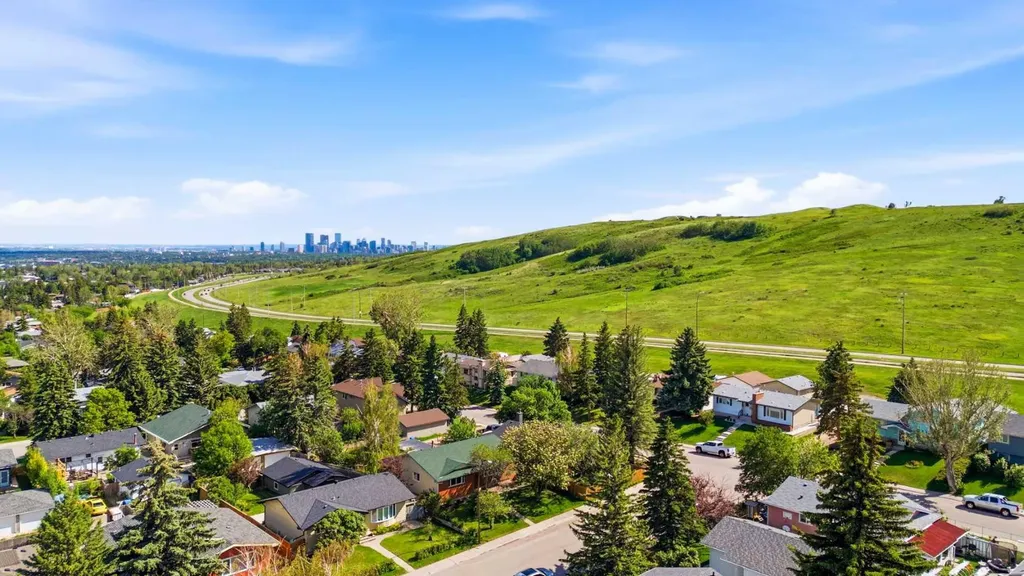1251 Hunterquay Hill NW Calgary AB T2K 4T3