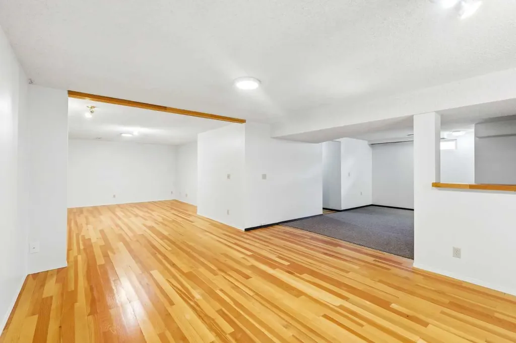 1251 Hunterquay Hill NW Calgary AB T2K 4T3