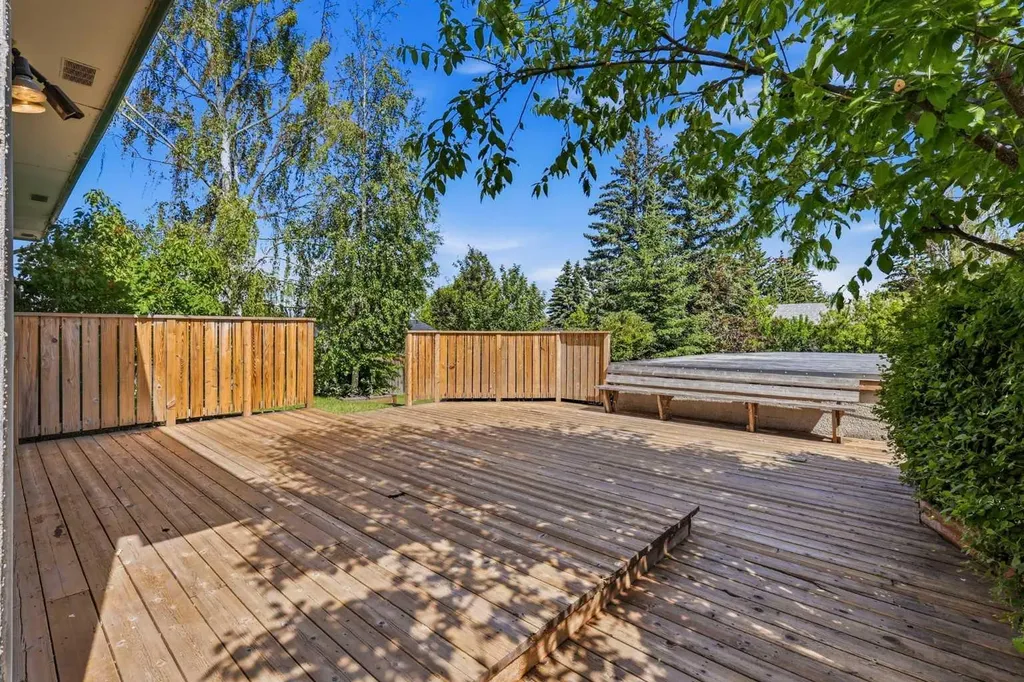 1251 Hunterquay Hill NW Calgary AB T2K 4T3
