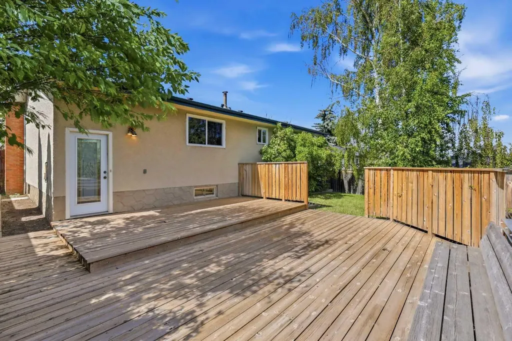 1251 Hunterquay Hill NW Calgary AB T2K 4T3