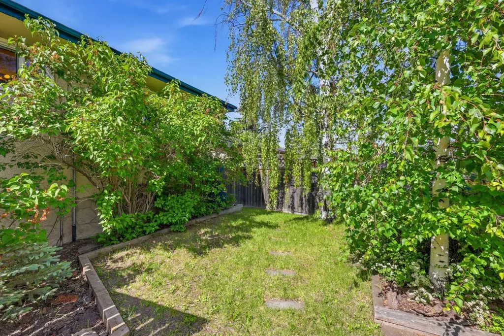 1251 Hunterquay Hill NW Calgary AB T2K 4T3