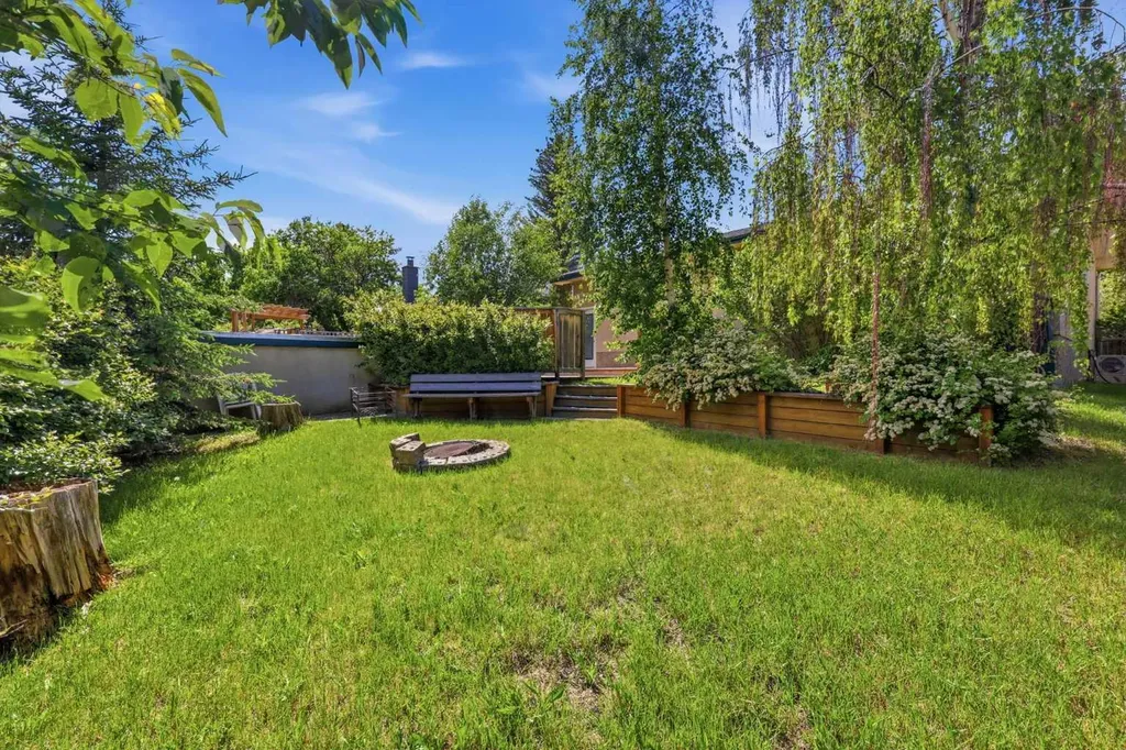 1251 Hunterquay Hill NW Calgary AB T2K 4T3