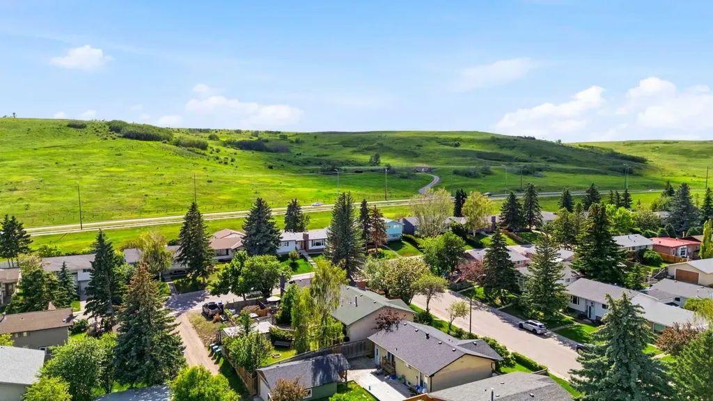 1251 Hunterquay Hill NW Calgary AB T2K 4T3