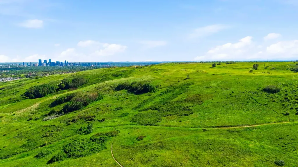 1251 Hunterquay Hill NW Calgary AB T2K 4T3