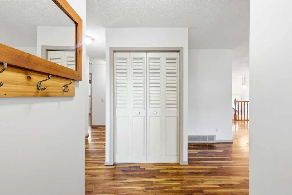 1251 Hunterquay Hill NW Calgary AB T2K 4T3