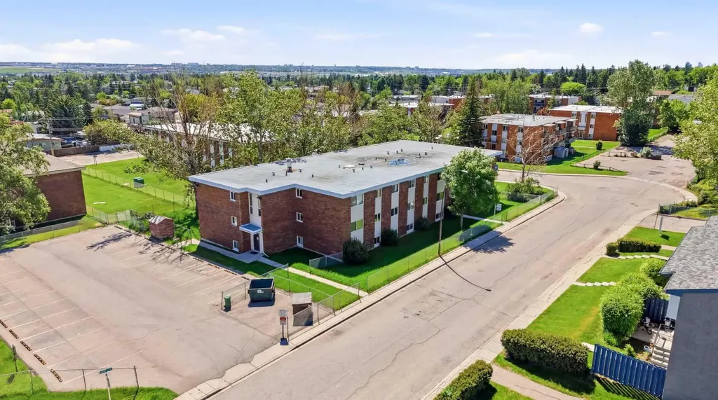 6464 Travois Crescent NW Calgary AB T2K 3S9