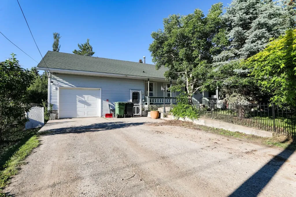 272 E 2 Avenue S Magrath AB T0K 1J0