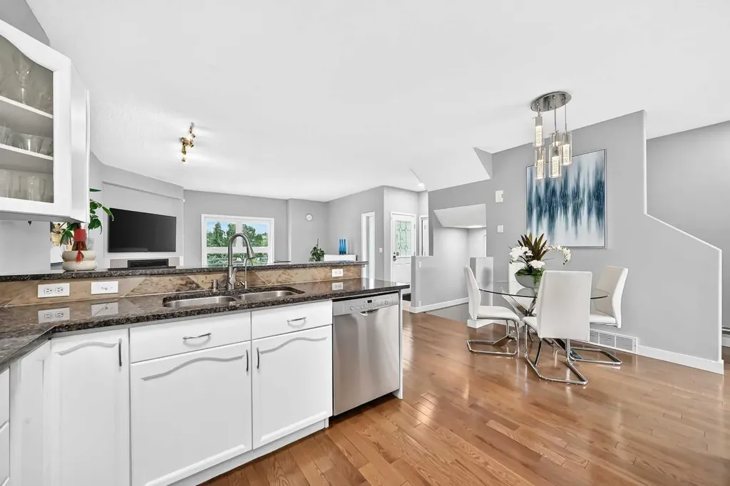 2405 17 Street SW Calgary AB T2T 4M9