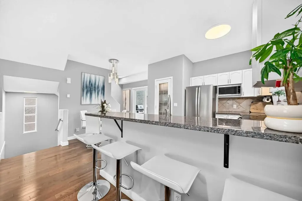 2405 17 Street SW Calgary AB T2T 4M9