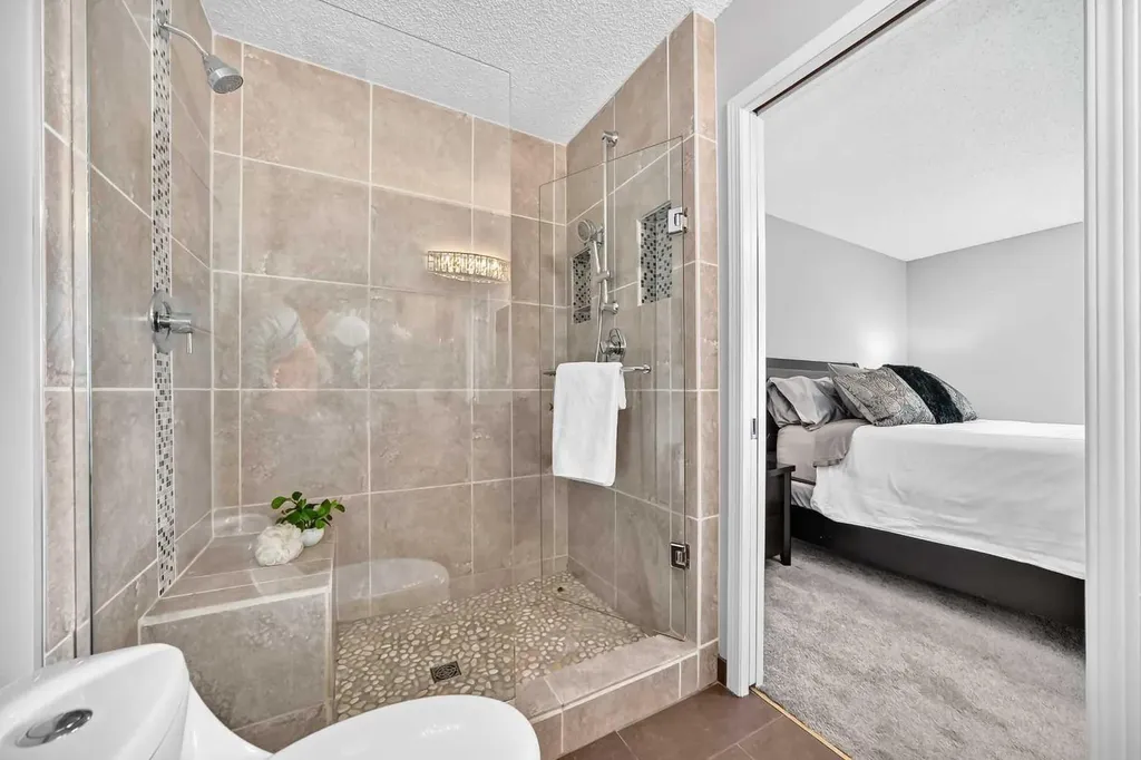 2405 17 Street SW Calgary AB T2T 4M9