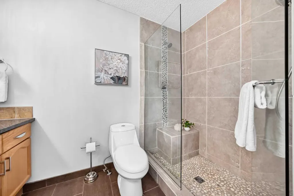 2405 17 Street SW Calgary AB T2T 4M9