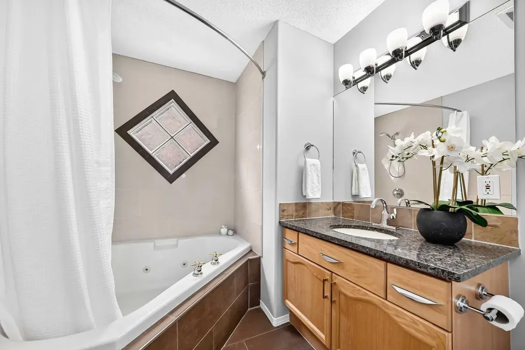2405 17 Street SW Calgary AB T2T 4M9