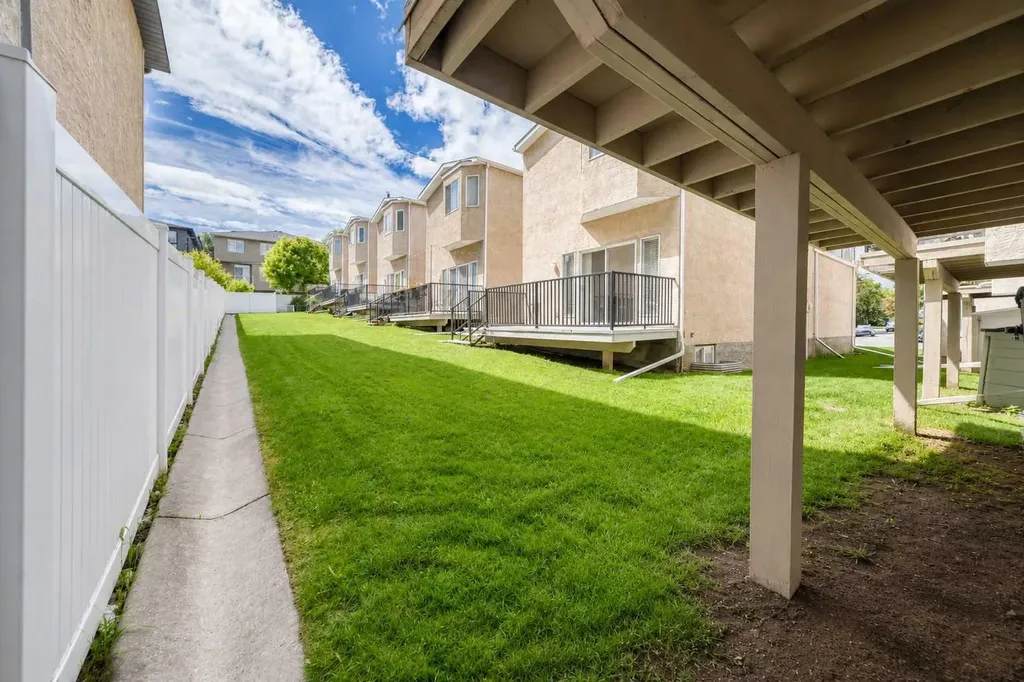 2405 17 Street SW Calgary AB T2T 4M9