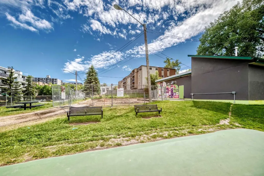 2405 17 Street SW Calgary AB T2T 4M9