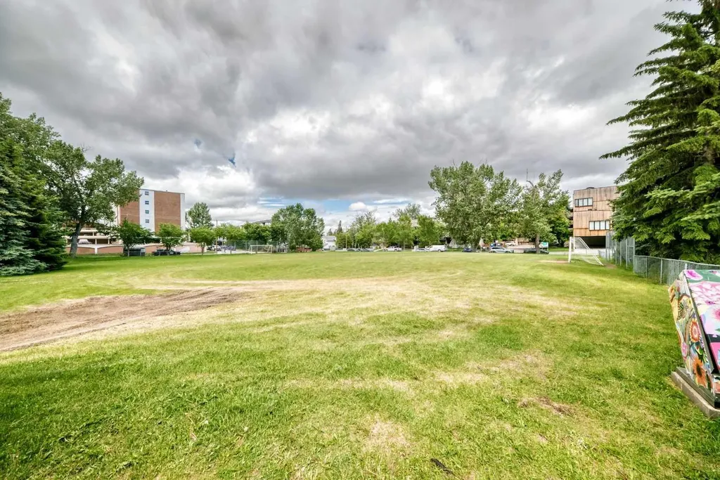 2405 17 Street SW Calgary AB T2T 4M9