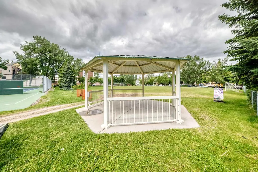 2405 17 Street SW Calgary AB T2T 4M9