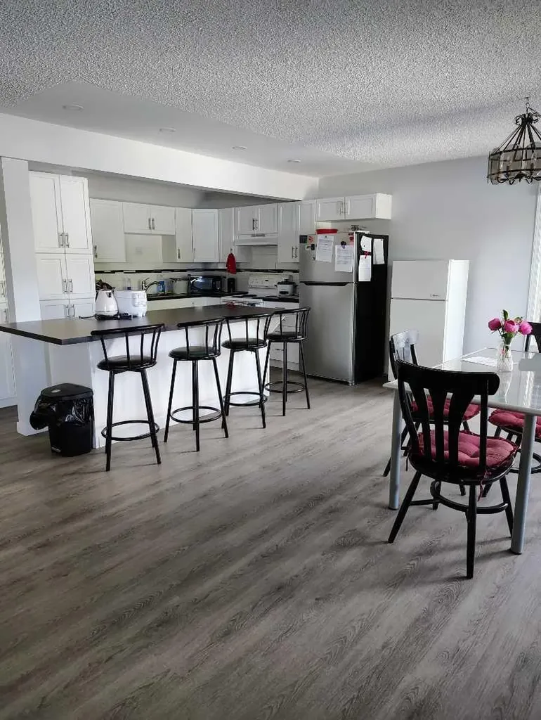 2457 22a Street NW Calgary AB T2M 3X8