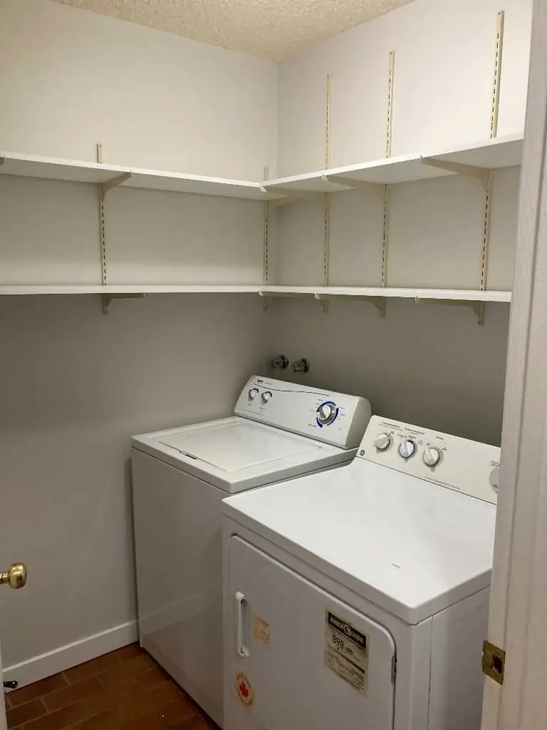 2457 22a Street NW Calgary AB T2M 3X8