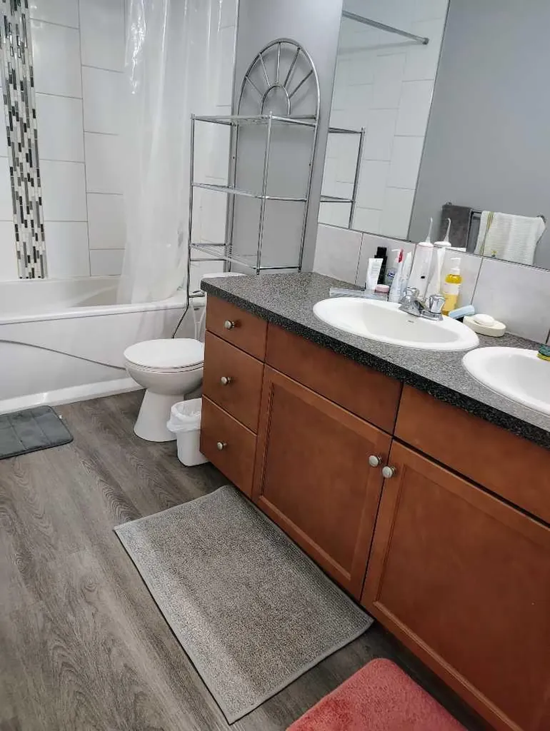 2457 22a Street NW Calgary AB T2M 3X8