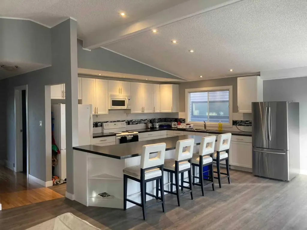 2457 22a Street NW Calgary AB T2M 3X8