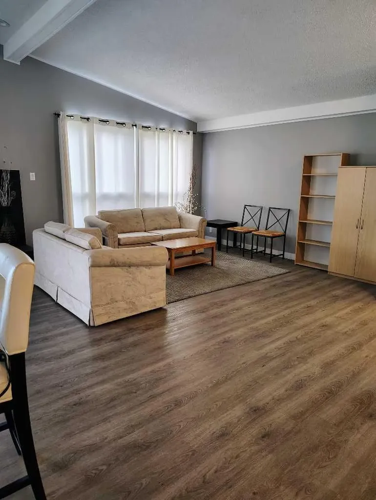 2457 22a Street NW Calgary AB T2M 3X8