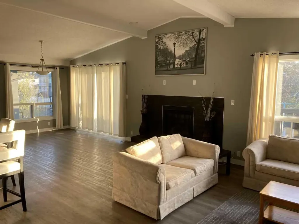 2457 22a Street NW Calgary AB T2M 3X8