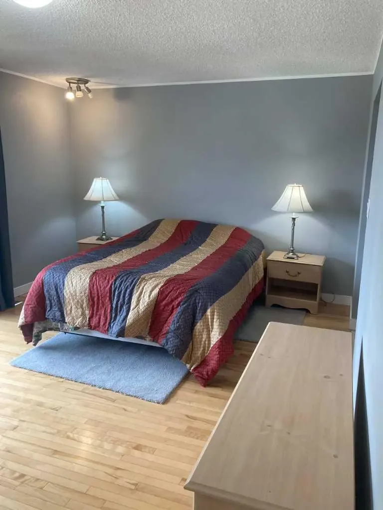 2457 22a Street NW Calgary AB T2M 3X8