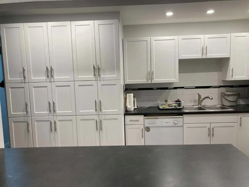 2457 22a Street NW Calgary AB T2M 3X8