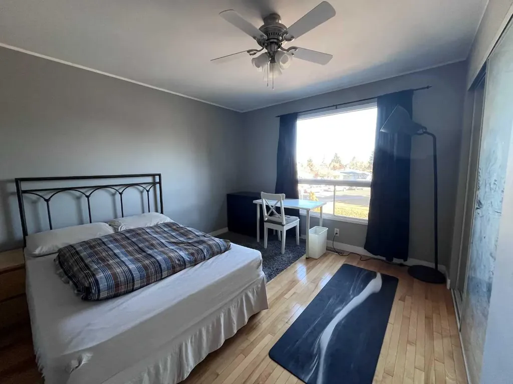 2457 22a Street NW Calgary AB T2M 3X8