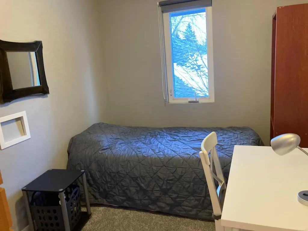 2457 22a Street NW Calgary AB T2M 3X8