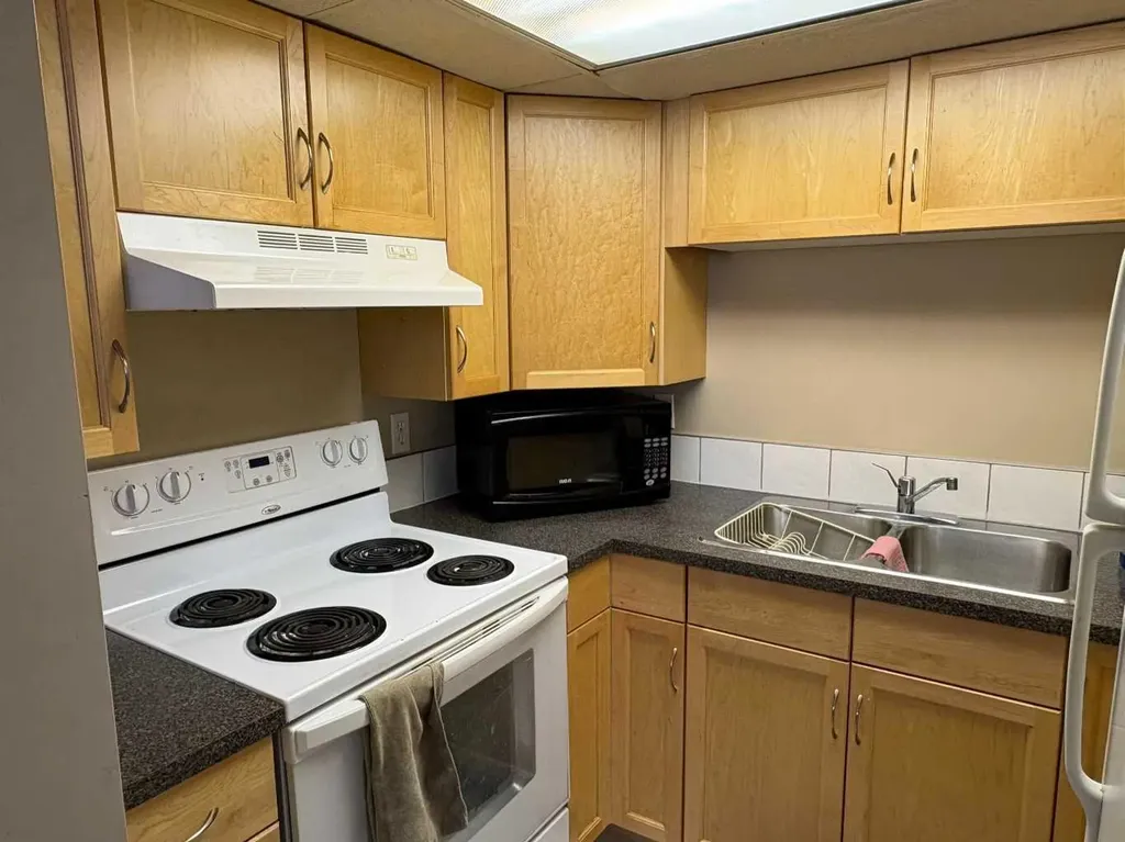 2457 22a Street NW Calgary AB T2M 3X8