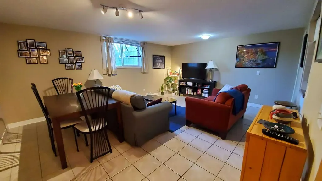 2457 22a Street NW Calgary AB T2M 3X8