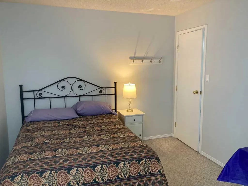 2457 22a Street NW Calgary AB T2M 3X8