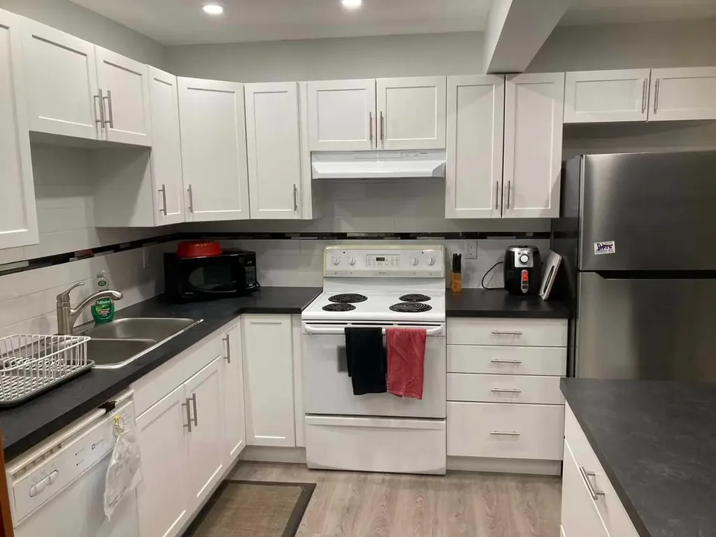 2457 22a Street NW Calgary AB T2M 3X8
