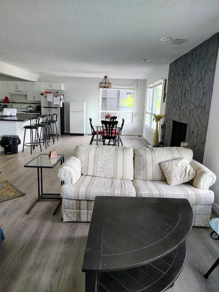 2457 22a Street NW Calgary AB T2M 3X8