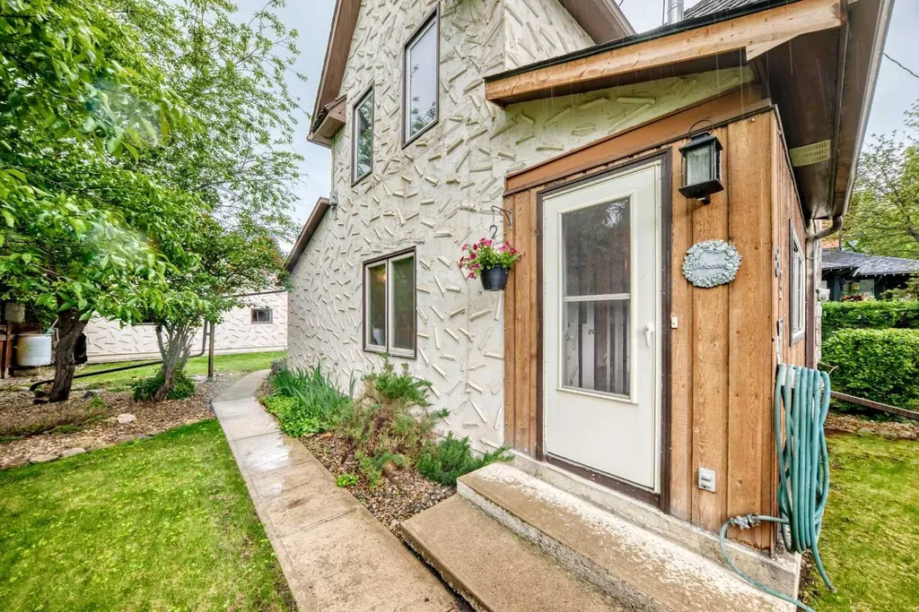85 Elma Street W Okotoks AB T1S 1J9