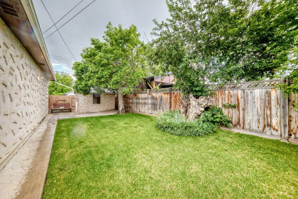 85 Elma Street W Okotoks AB T1S 1J9