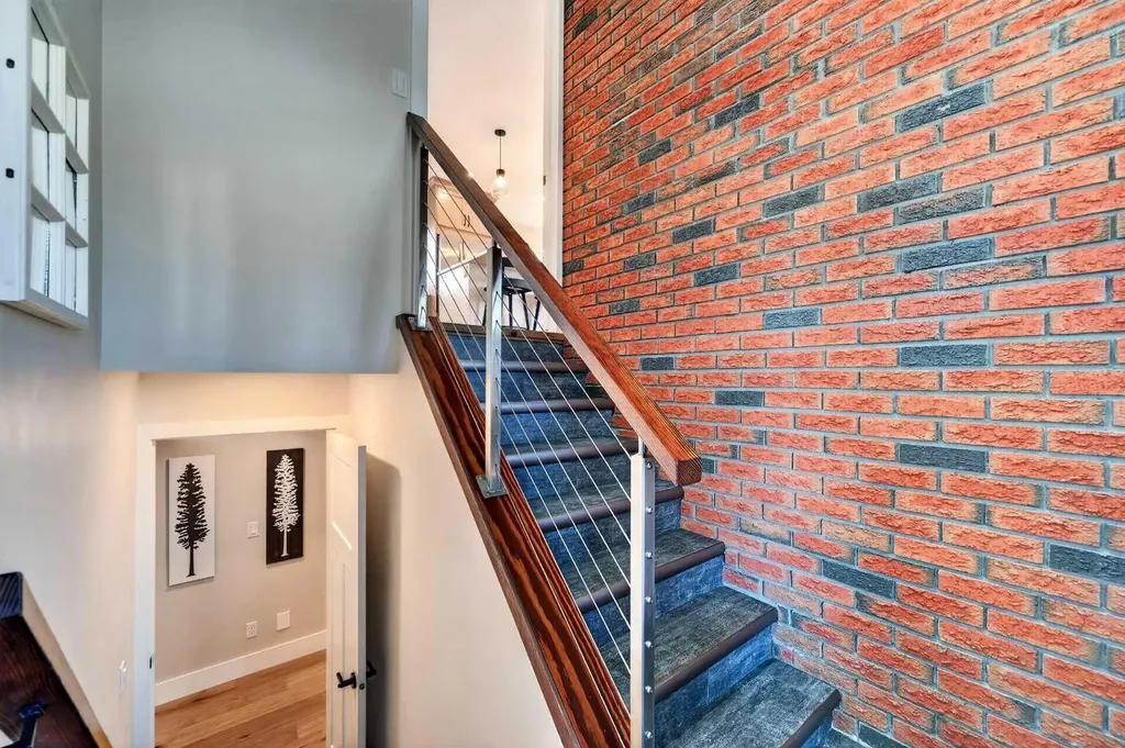8927 48 Avenue NW Calgary AB T3B 2B5