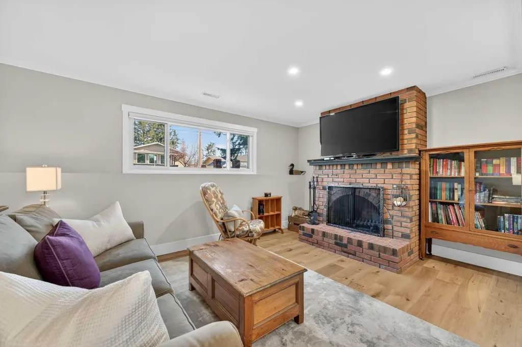 8927 48 Avenue NW Calgary AB T3B 2B5