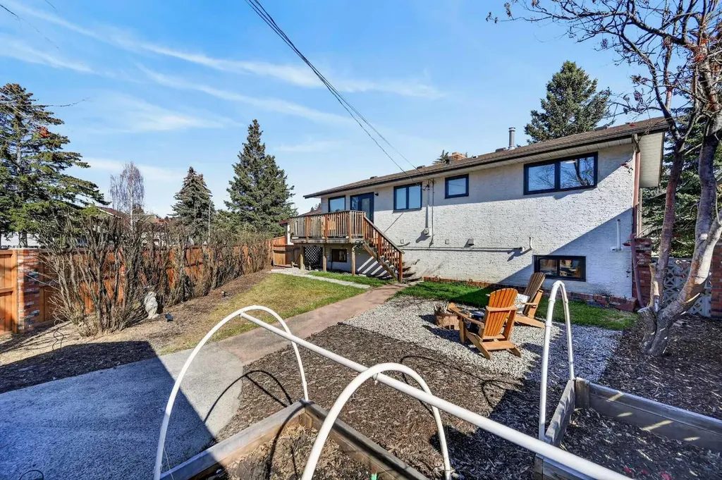 8927 48 Avenue NW Calgary AB T3B 2B5