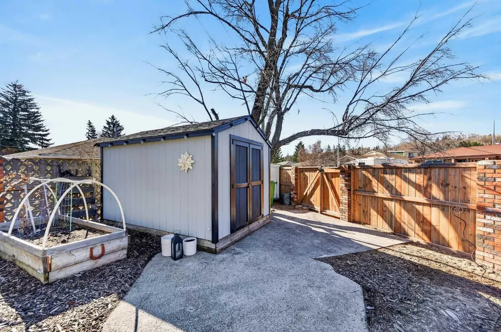 8927 48 Avenue NW Calgary AB T3B 2B5