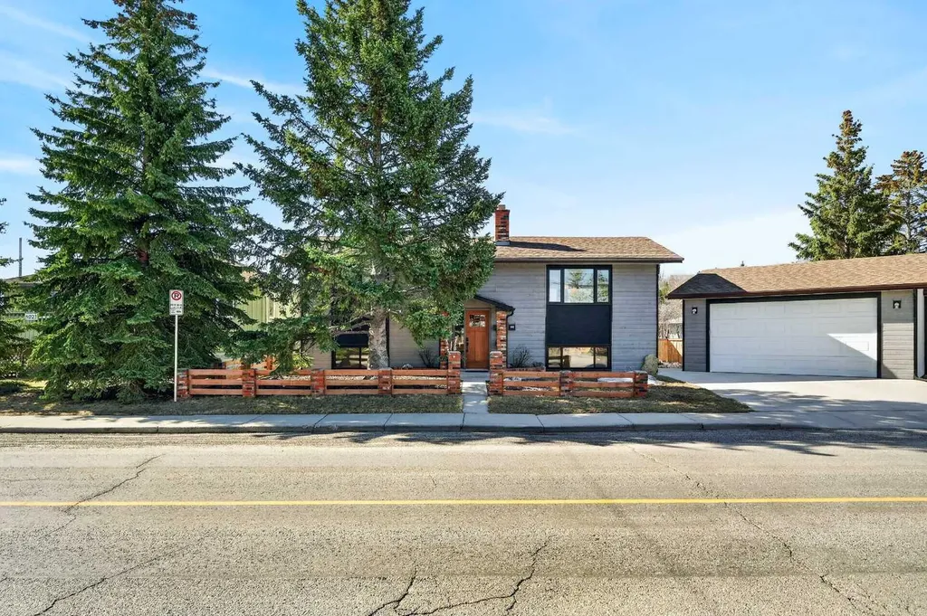 8927 48 Avenue NW Calgary AB T3B 2B5