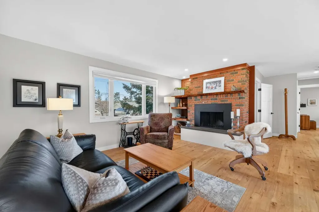 8927 48 Avenue NW Calgary AB T3B 2B5