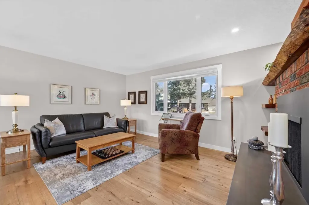 8927 48 Avenue NW Calgary AB T3B 2B5