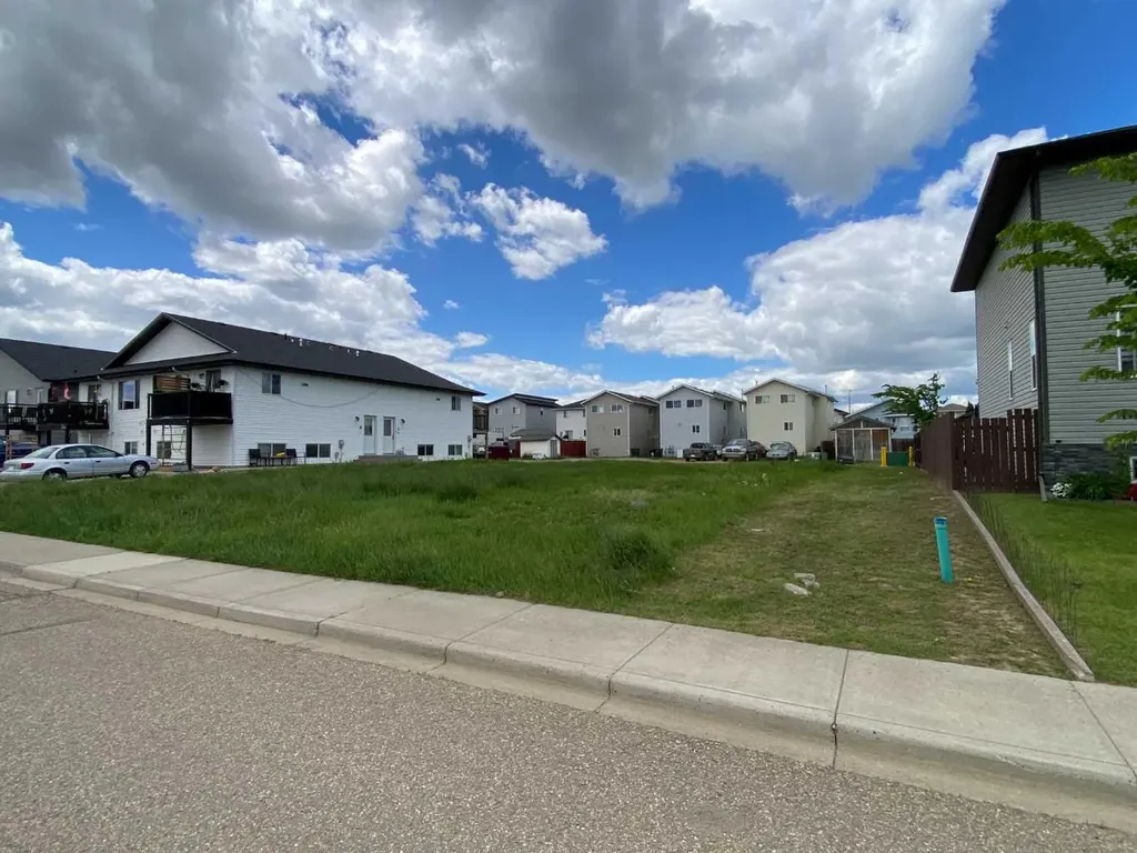 331, 333, 335 17 Street E Brooks AB T1R 1R3