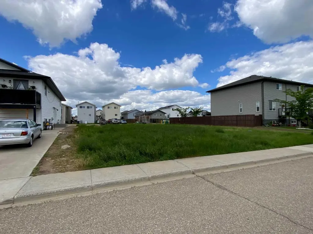 331, 333, 335 17 Street E Brooks AB T1R 1R3