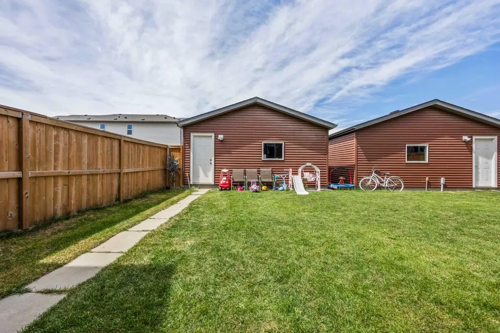 9121 52 Street NE Calgary AB T3J 0V5