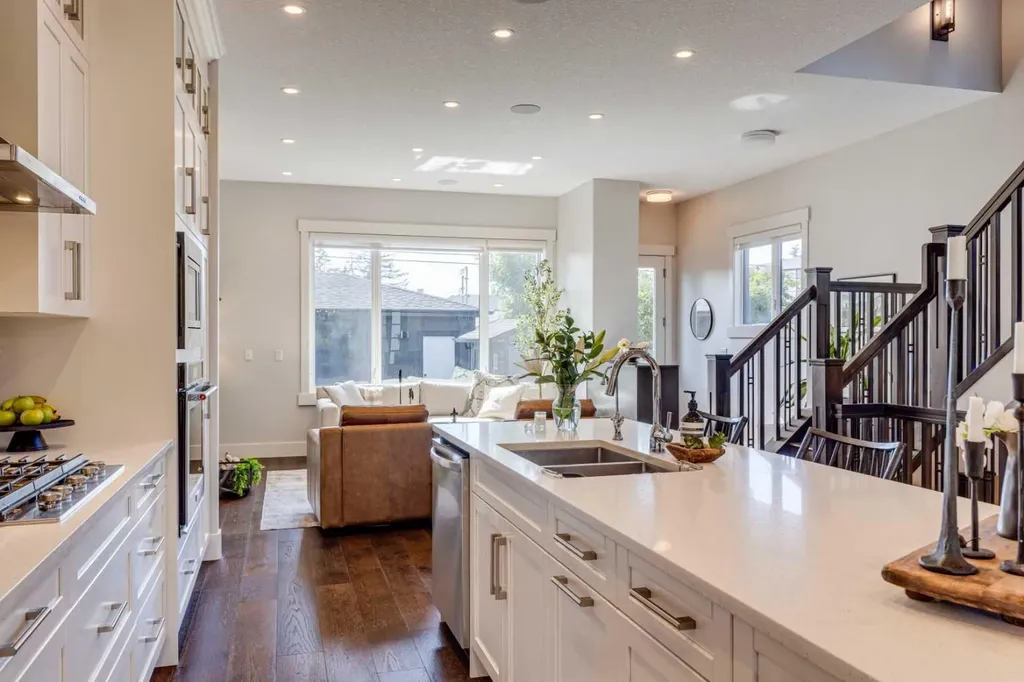 921 42 Street SW Calgary AB T3C 1Y9